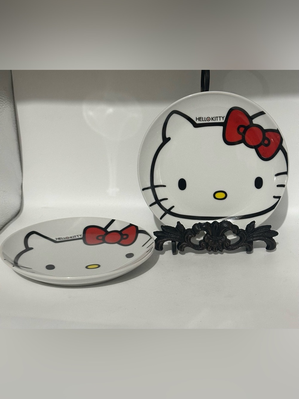 Hello kitty plates set of 2 great condition